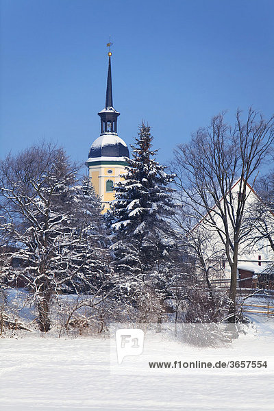 Kirche im verschneiten Gröbern bei Meissen  Sachsen  Deutschland  Europa