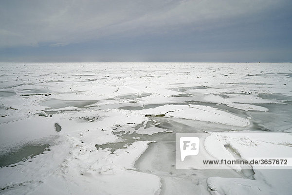 Eis auf dem Greifswalder Bodden in der Ostsee bei Lubmin  Mecklenburg-Vorpommern  Deutschland  Europa