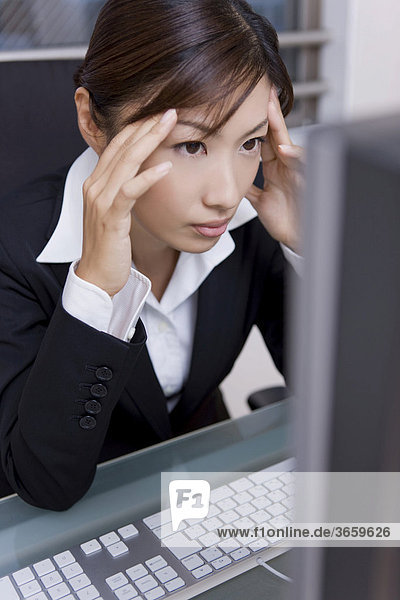 Geschäftsfrau bei der Arbeit im Büro