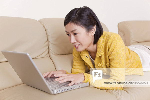 Frau mit Laptop