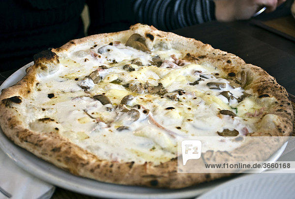 Weiße Pizza mit Champignons  gekochtem Schinken  Büffel-Mozzarella Käse und Rahm  in Neapel  Kampanien  Italien