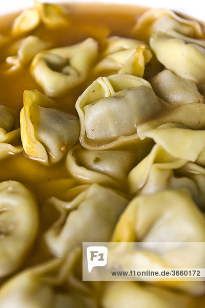 Tortellini Nudeln mit Brühe  nach traditionellem Rezept aus der Emilia Romagna  Italien  Europa