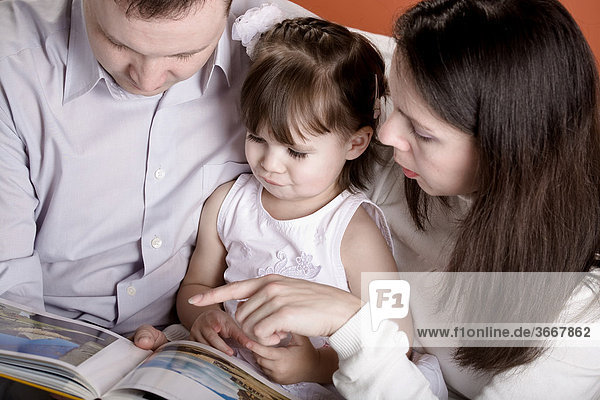 Familie beim Lesen