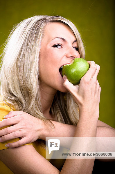 Junge Frau mit grünem Apfel