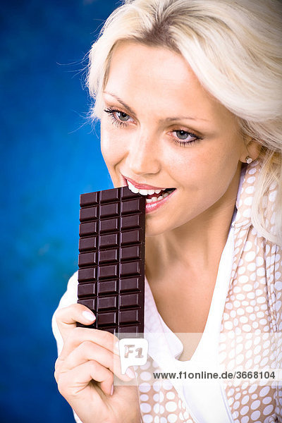 Junge Frau mit Schokoladentafel