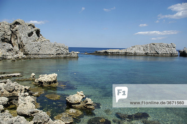 Klares Meer und Felsen Blick in die Paulus Bucht Lindos Insel Rhodos Griechenland