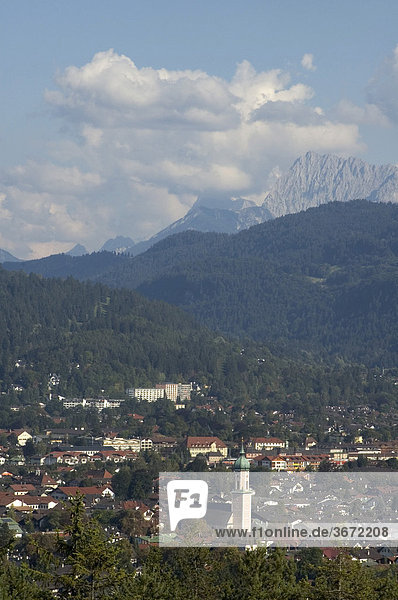 Blick vom Kramerplateauweg auf Garmisch Partenkirchen mit dem Estergebirge Oberbayern Werdenfelser Land Deutschland