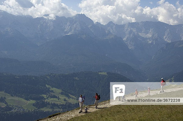 Wanderer Bergsteiger auf dem Wank bei Garmisch-Partenkirchen Blick auf die Zugspitze und das Wettersteingebirge Oberbayern Deutschland