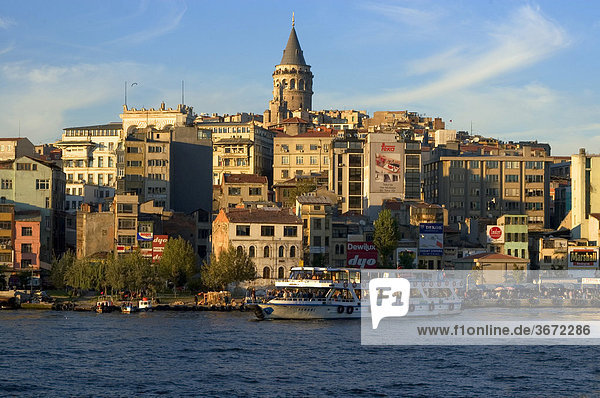 Istanbul Türkei Goldenes Horn vor dem Stadtteil Galata