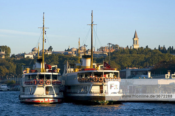 Istanbul Türkei Fährschiffe am Goldenen Horn