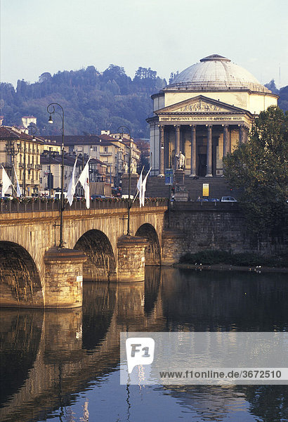 Turin Piemont Italien am Ufer des Po mit der Ponte Vittorio Emanuele I. und der Kirche Gran Madre di Dio