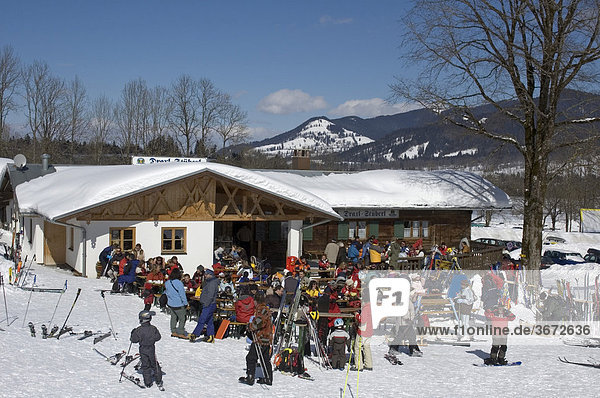 Am Brauneck Lenggries Isartal Oberbayern Deutschland Restaurant Hütte Draxl Alm im Winter mit Skifahrern