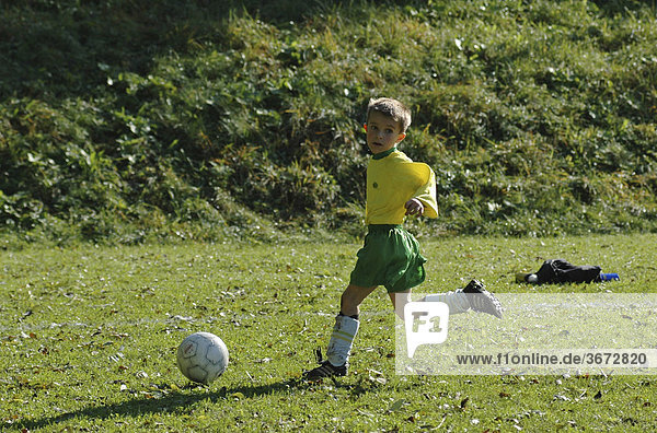 Junge 6 Jahre alt spielt Fußball