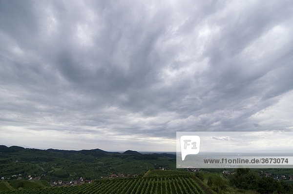 Aussichtspunkt Mondhalde am Kaiserstuhl Baden-Württemberg Deutschland Weinberge unter Regenwolken