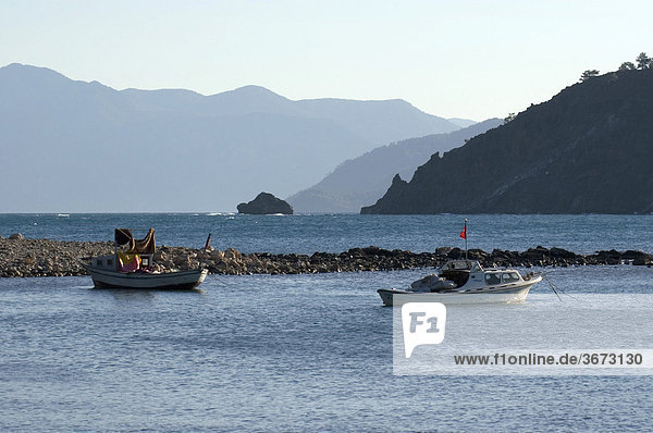 Phaselis bei Kemer südlich von Antalya Türkei antike Stadt Fischerboote in der Bucht