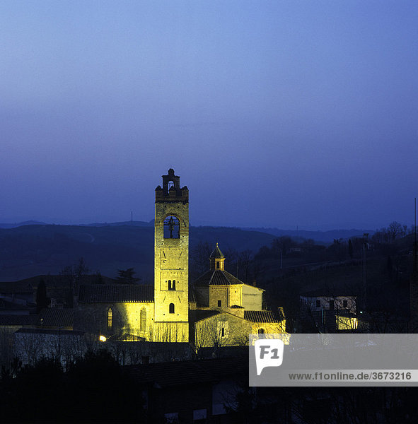 Asciano Provinz Siena Toscana Italien romanische Kollegiatskirche aus dem 11. Jh. bei Dämmerung