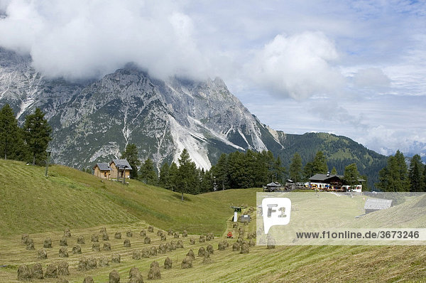 Rotwandwiesenhütte Rifugio Prati di Croda Rossa unter den Rotwandwiesen bei Moos in Sexten Sextental Sextener Dolomiten Südtirol Italien