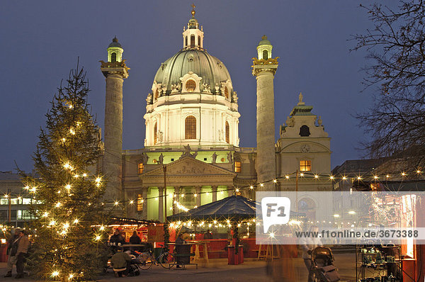 Weihnachtsmarkt vor der Karlskirche Wien Österreich