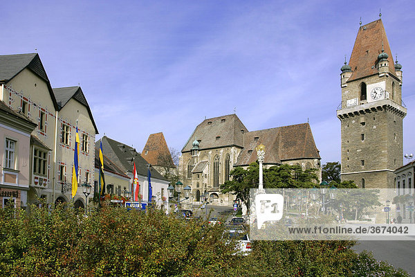 Hauptplatz von Perchtoldsdorf mit Rathaus Kirche und Turm Niederösterreich