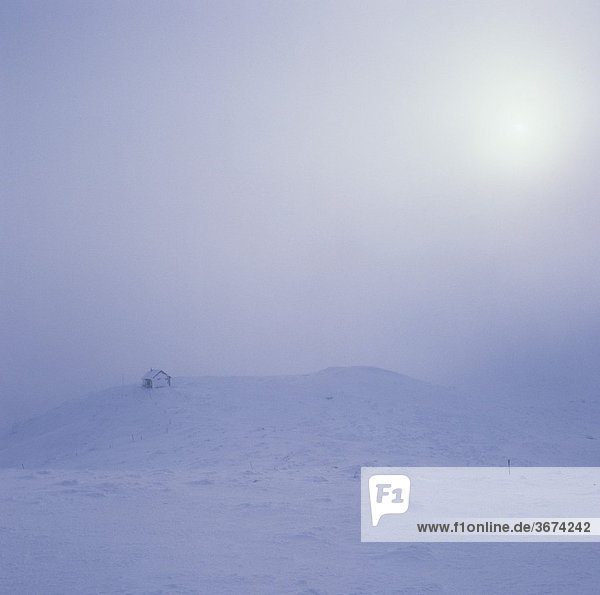 Bergrettungshütte auf dem Trinkstein auf der Rax in Nebel und Schnee Niederösterreich Österreich