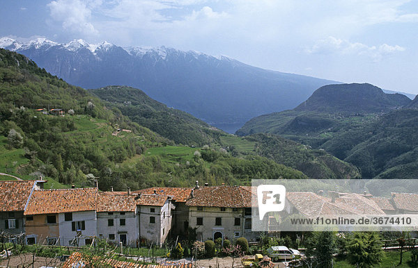 Häuser des Bergortes Sermerio in Tignale beim Gardasee Italien