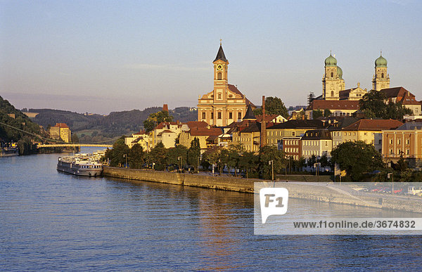Donau mit Dom St Sephan und Kirche St Michael Passau Bayern Deutschland