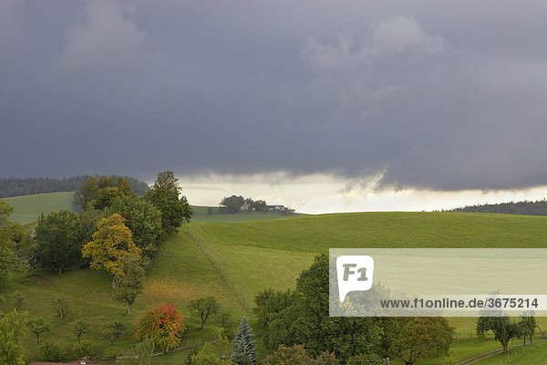 Gewitterstimmung über Wiesen und Bauernhöfe Gerichtsberg bei Kaumberg im Triestingtal Niederösterreich