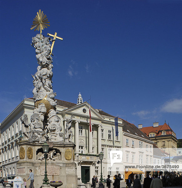 Hauptplatz von Baden mit Pestsäule und Rathaus