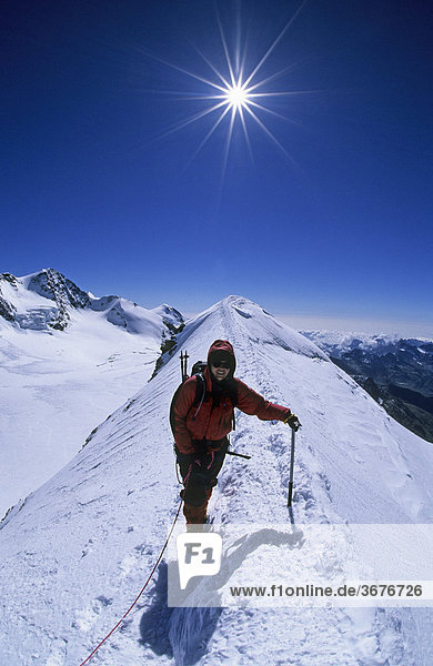 Bergsteigerin auf dem Gipfelgrat des Castor Wallis Italien