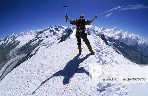 Bergsteigerin auf dem Gipfel des Breithorn Wallis Schweiz