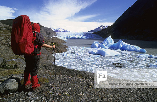Bergsteigerin am See des Grey-Gletschers im Nationalpark Torres del Paine Chile