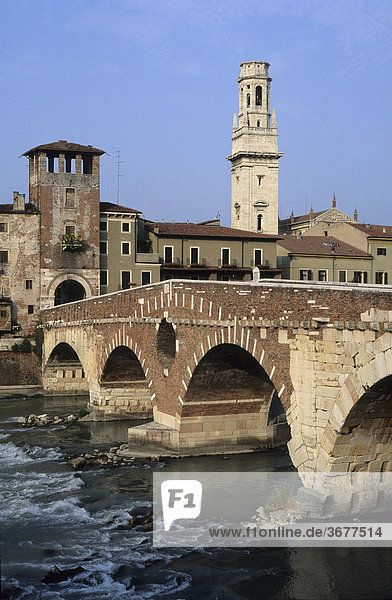 Italien Venetien Verona Etsch Ponte Pietra Dom