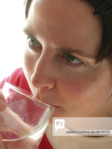 Frau trinkt mineralwasser