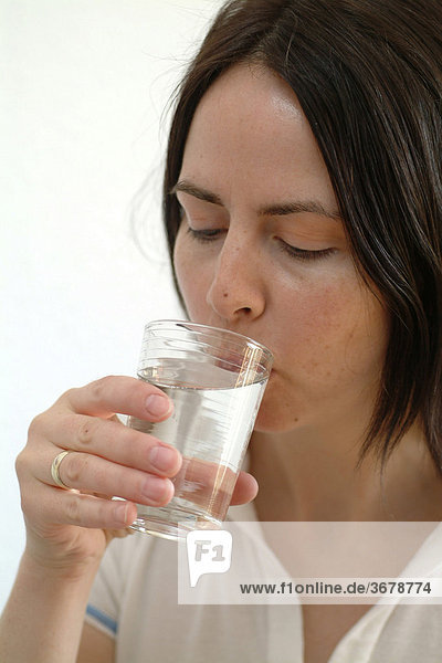Frau trinkt mineralwasser