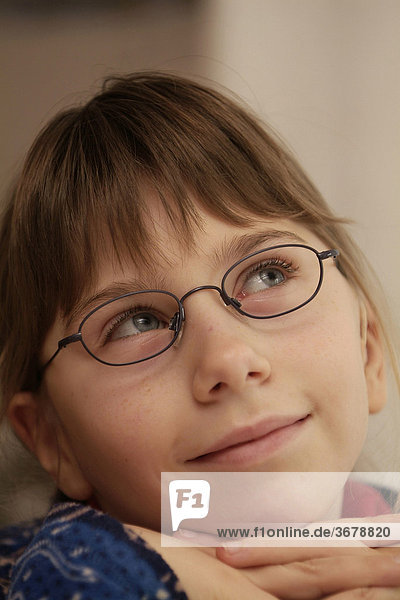 Mädchen mit brille
