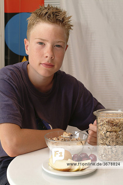 Junge isst müsli
