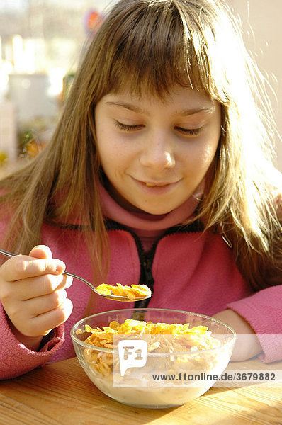 Kind ißt cornflakes müsli beim essen food ernährung