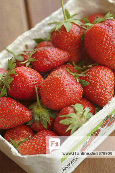 Erdbeeren in pappschale