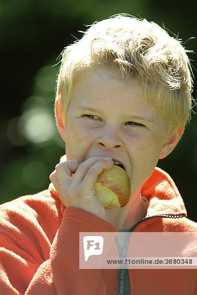 Kind ißt apfel