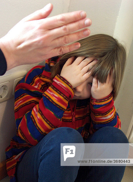 Kind wird geschlagen ibxnie00032948 - imageBROKER ...