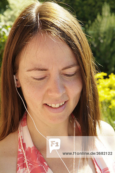 Frau hört musik mit apple ipod