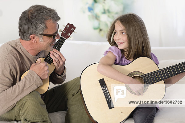 Vater und Tochter beim Musizieren