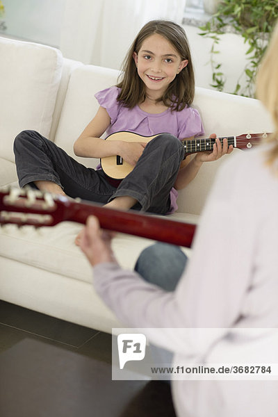 Mädchen auf der Gitarre