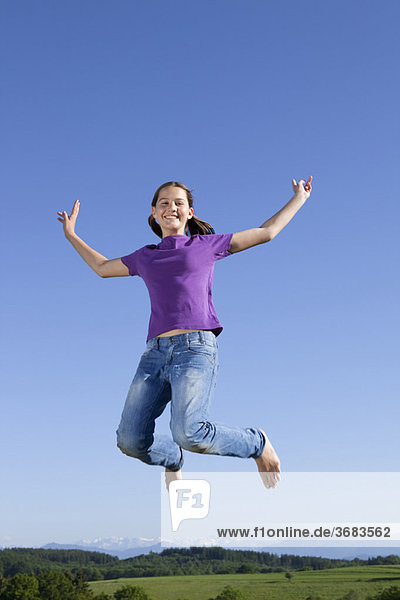 Mädchen springt in der Luft  glücklich