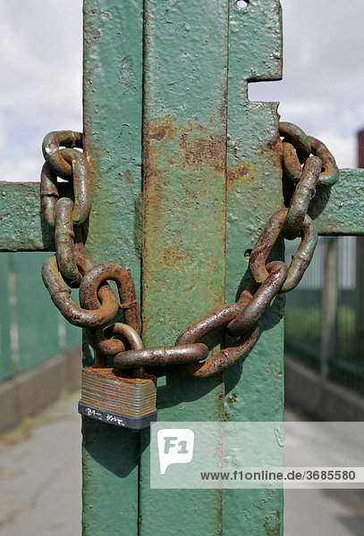 Liverpool  GBR  22. Aug. 2005 - Chain and lock at an entrance gate in Liverpool.