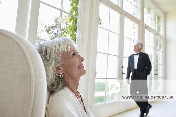 Elegantes Seniorenpaar im Wohnzimmer