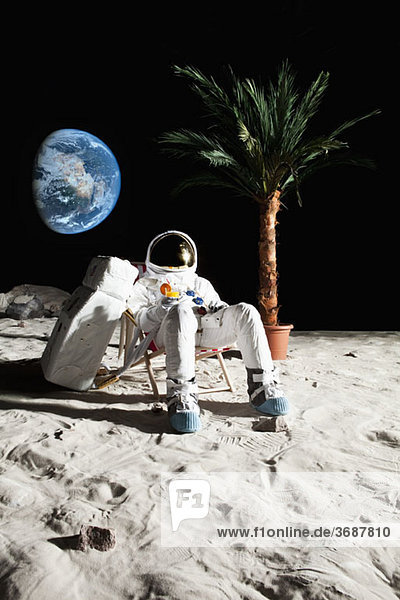 Ein Astronaut auf dem Mond entspannt in einem Strandkorb
