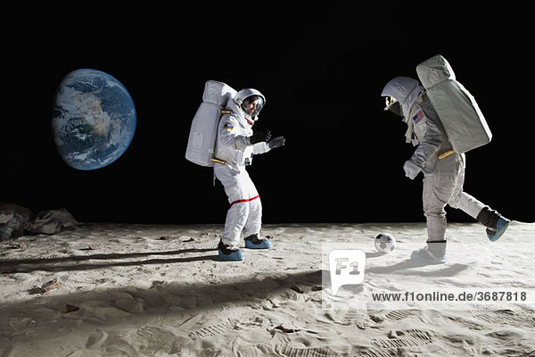 Zwei Astronauten beim Fußball auf dem Mond