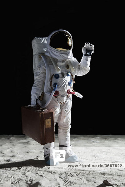 Ein Astronaut auf dem Mond mit einem Koffer und winkenden