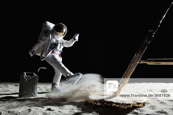 Ein wütender Astronaut ohne Gas auf dem Mond
